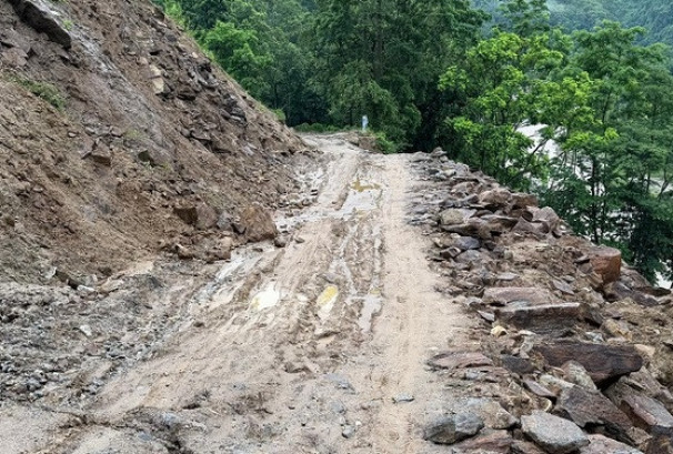 मेची राजमार्गको गोलाखर्क–राजदुवाली सडकखण्ड पूर्ण अवरुद्ध