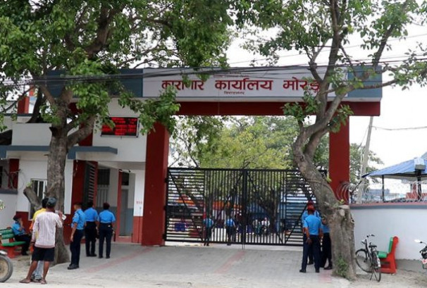कारागारभित्रै भेटियो १० लाख नगद र फलामे रड