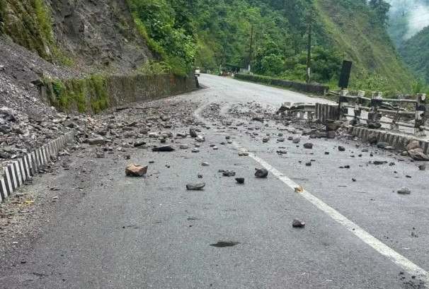नारायणगढ–मुग्लिन सडकखण्डमा ढुंगा खस्यो, नयाँ पुलबाट यातायात नियमित