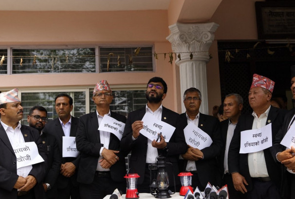 सर्वोच्च प्रशासनविरुद्ध नेपाल बारको आन्दोलन, लालटिन बालेर प्रदर्शन