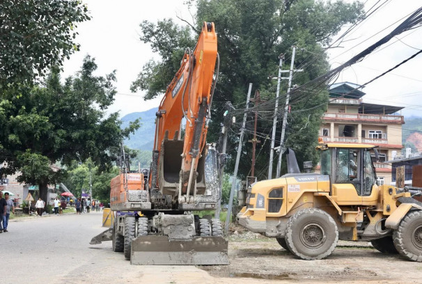 माथिबाट बाढी आउने त्रासः विदुर–त्रिशूलीबाट उद्धारकर्मी र डोजरसमेत हटाइयो