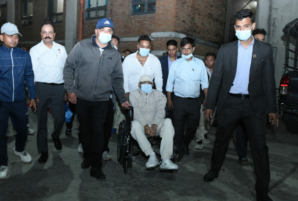 २१ दिनपछि घर फर्किए ओली, शल्यक्रियापछि अस्पतालबाट डिस्चार्ज