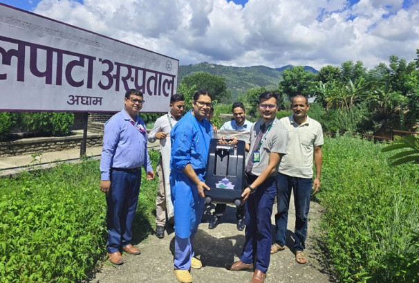 सांग्रिला डेभलपमेन्ट बैंकद्वारा बयालपाटा अस्पताललाई अक्सिजन कन्सन्ट्रेटर हस्तान्तरण