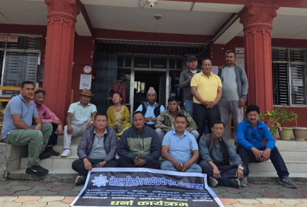 नेपाल निर्माण व्यवसायी महासंघ आन्दोलनमा, देशभरका जिल्ला प्रशासन कार्यालयमा ज्ञापन—पत्र बुझाउँदै आधा घण्टा धर्ना