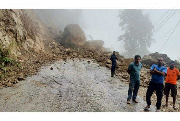 पहिरोले कान्तिराजपथ पूर्ण अवरुद्ध, हेटौँडा–काठमाडौं यातायात ठप्प