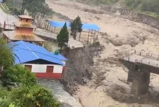 पाल्पामा पहिरोले घर पुरिँदा ३ जना बेपत्ता, पर्वतमा कालीगण्डकीले ५ घर बगायो