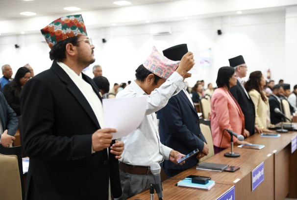 प्रतिनिधिसभा बैठकमा तनाव जारी, कार्यसूची अघि बढ्न नसकेपछि बैठक १५ मिनेटका लागि स्थगित