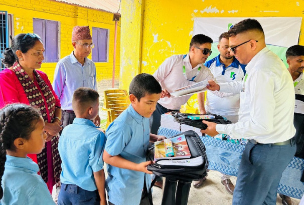 कामना सेवाद्वारा सरस्वती प्राथमिक विद्यालयलाई शैक्षिक सामग्री तथा स्कुल ब्याग वितरण