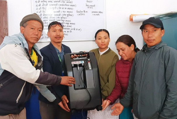 सांग्रिला डेभलपमेन्ट बैंकद्वारा मुस्ताङको स्वास्थ्य केन्द्रलाई अक्सिजन कन्सेन्ट्रेटर हस्तान्तरण