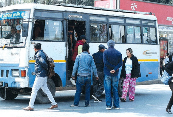 अमेरिका-इरान प्रभाव: बाहिर तेलको मूल्य घट्यो, नेपालमा भाडा बढ्यो !