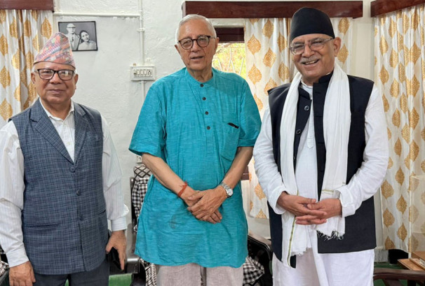 कोइराला निवास विराटनगर पुगेर प्रचण्ड र माधवले भेटे डा. शेखर कोइराला