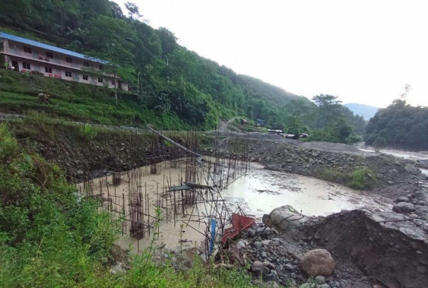 बाढीले निर्माणाधीन ईखुवा जलविद्युत आयोजना क्षतिग्रस्त, २ मजदुर बेपत्ता