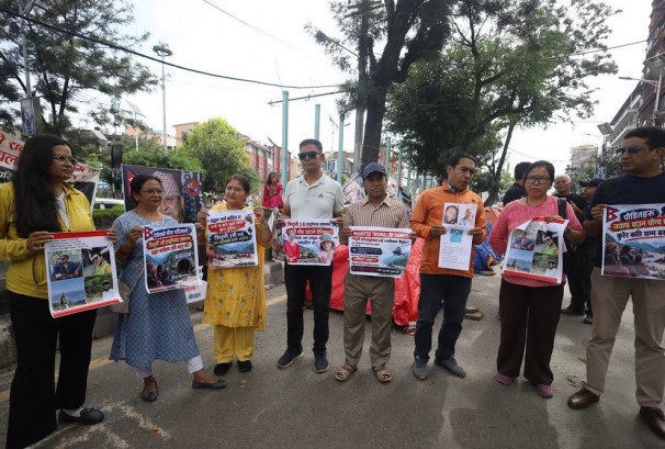 ‘हाम्रा मान्छे कहाँ छन् ?’ त्रिशूली–३ बीका बेपत्ताको खोजी माग्दै माइतीघरमा परिवारको प्रदर्शन