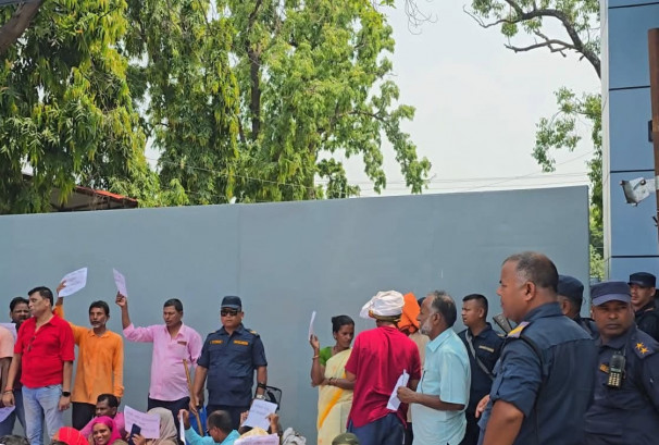 माग पूरा नभएको भन्दै शहीद परिवारको मधेश भवनमा धर्ना, आन्दोलन चर्काउने चेतावनी
