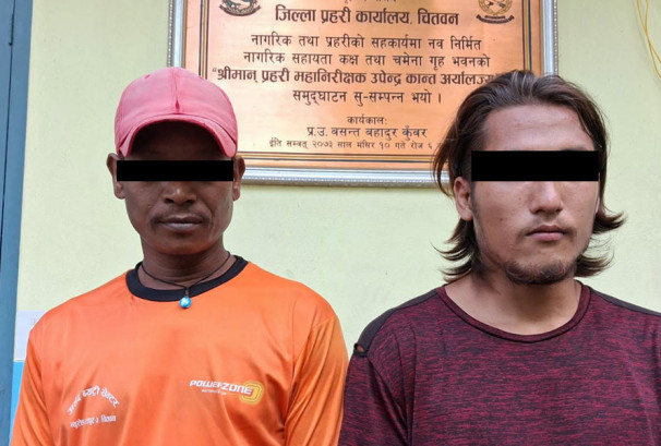 बाढीले बगाएको शवबाट सुनको मुन्द्रा निकाल्ने दुई जना पक्राउ  सामाजिक सञ्जालमा फैलिएको भिडिओबाट पहिचान, चितवन प्रहरीले थाल्यो अनुसन्धान