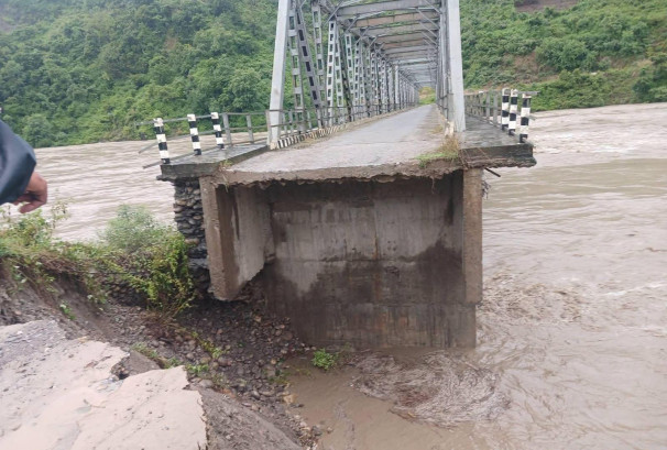 कालीगण्डकी उर्लियोः मिर्मीको मोटरेबल पुल बग्यो, जलविद्युत् उत्पादन बन्द, सेतीवेणी डुबानमा