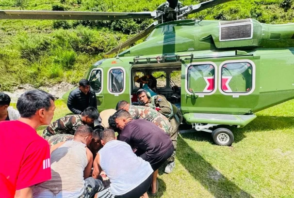 रसुवा बाढीमा फसेका ११० जनाको हेलिकप्टरबाट उद्धार