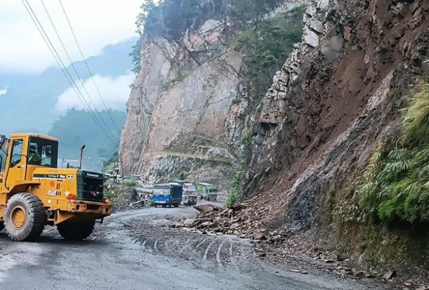 पहिरो पन्छाइएपछि मुग्लिङ–नारायणगढ सडक दुईतर्फी सञ्चालनमा