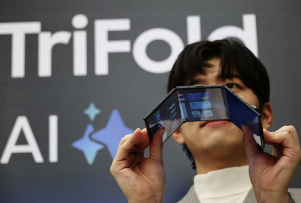 सामसुङले सार्वजनिक गर्यो पहिलो मल्टिफोल्डिङ स्मार्टफोन ‘ग्यालेक्सी जेट ट्राइफोल्ड’, मूल्य कति ?