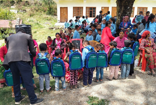 सानिमा रिलायन्स लाइफद्वारा बाजुराका विद्यार्थीहरूलाई  शैक्षिक सामग्री राख्ने झोला बितरण