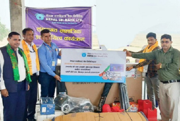नेपाल एसबिआई बैंकद्वारा विद्यालयलाई स्मार्ट बोर्ड तथा खेलकुद सामाग्री प्रदान