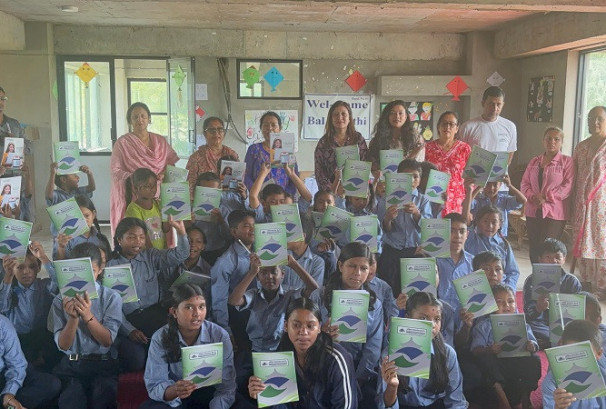 सांग्रिला डेभलपमेन्ट बैंकद्वारा विद्यार्थीलाई स्टेशनरी सामग्री वितरण