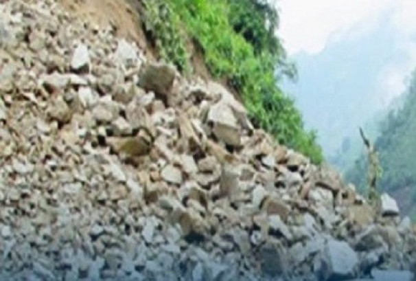 सिद्धार्थ राजमार्ग पहिरोका कारण अवरुद्ध