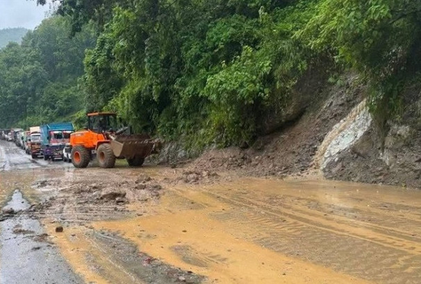 मुग्लिन–नारायणगढ सडकको सिमलतालमा खसेको पहिरो हटाइयो, दुईतर्फी यातायात सञ्चालन