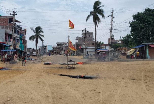 गृहमन्त्री मृतक परिवार भेट्न जाने तयारीपछि सिराहामा तनाव, सुरक्षाकर्मीका गाडी घेराउ