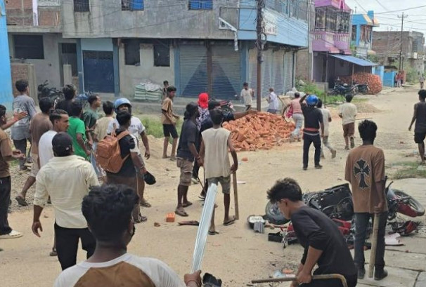 सुनसरी घटनाको तनाव सिरहासम्म फैलियो, झडपमा दुई घाइते–११ मोटरसाइकलमा आगजनी