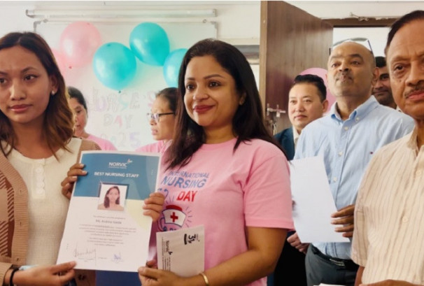 नर्भिक अस्पतालद्वारा उत्कृष्ट १६ नर्सिङ कर्मचारी पुरस्कृत