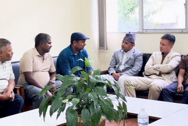 कप्तानगञ्ज घटनामा ज्यान गुमाएका रवीन्द्र मेहताको परिवारसँग गृहमन्त्रीको वार्ता