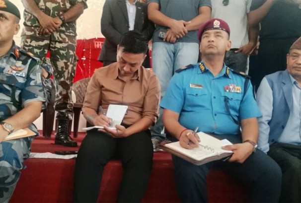 पैदल न्याय मार्चमा रहेका मिटरब्याजपीडित भेट्न निजगढ पुगे गृहमन्त्री गुरुङ