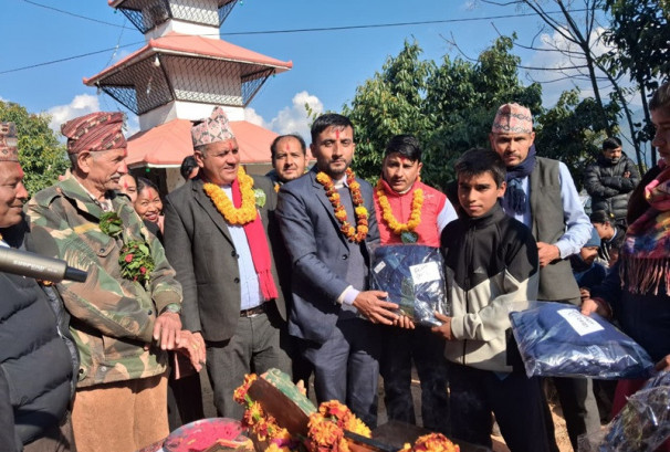सन नेपाल लाइफद्वारा विपन्न तथा जेहेन्दार विद्यार्थीलाई न्यानो कपडा वितरण