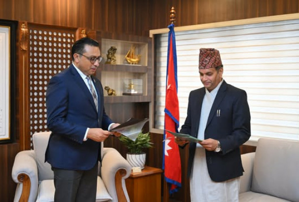 धितोपत्र बोर्डका अध्यक्ष भट्टले लिए शपथ, लगानीकर्ताको हित संरक्षणमा इमान्दार भएर काम गर्न अर्थमन्त्रीको निर्देशन