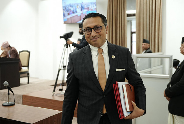 सरकारी कर्मचारीका लागि ‘गोल्डेन ह्यान्डसेक’ ! स्वेच्छिक अवकाशमा विशेष प्याकेज