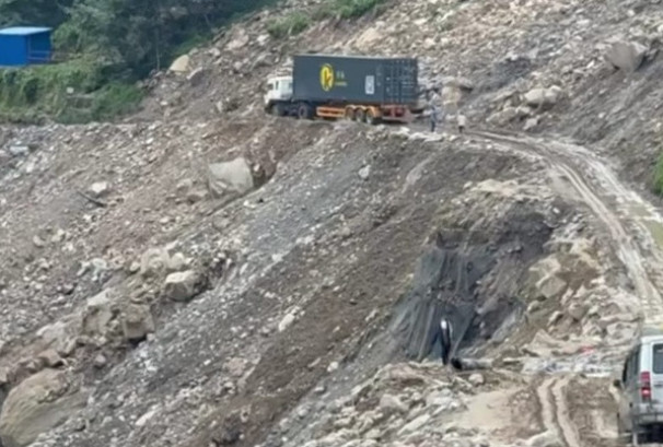 चाडपर्व नजिकिएसँगै तातोपानी नाका खुलाउने तयारी, पहिरो र भग्नावशेष हटाउने काम तीव्र