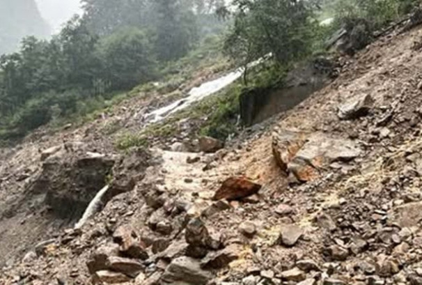 तातोपानी भन्सार क्षेत्रमा सुख्खा पहिरो, सशस्त्र प्रहरीका संरचनामा क्षति