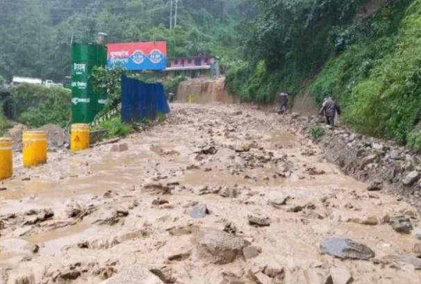 पहिरोका कारण नौबिसे–काठमाण्डौ सडक अवरुद्ध, काठमाण्डौ आवतजावत गर्ने यात्रु अलपत्र