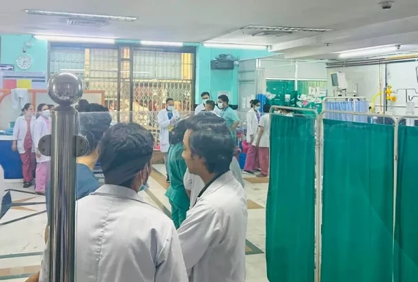 टिमुरे बाढीबाट भागेर जोगिएका सञ्जीव र तारा : ‘बजार तहसनहस छ, ज्यान जोगाउन माथि भाग्यौं’