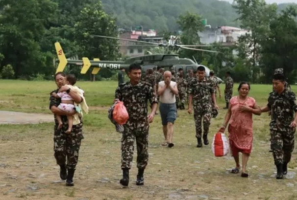 रसुवा बाढीः हेलिकप्टरबाट २० विदेशीसहित १२५ जनाको उद्धार
