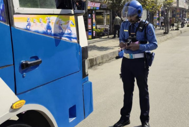 उपत्यकामा २४ घण्टामा २,४०८ चालक कारबाहीमा, ट्राफिक नियम उल्लङ्घनमा ४ लाख ५८ हजार राजस्व संकलन