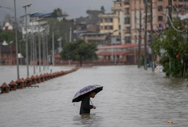 मनसुनको न्यून चापीय रेखा सरदर स्थानको आसपास, भारी वर्षाको सम्भावना