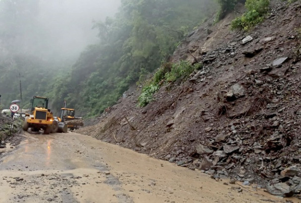 पहिरोका कारण पृथ्वी राजमार्ग अवरुद्ध, काठमाण्डौ आवतजावत गर्ने यात्रु अलपत्र