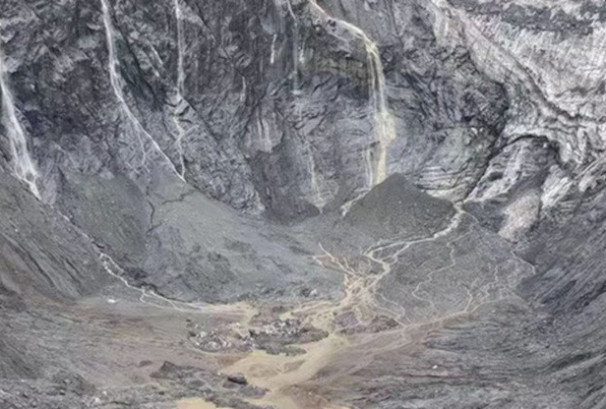 चीनको जलस्रोत मन्त्रालयले भन्यो, ‘छोचेन खोला क्रेटरको पानी घट्यो, तर हिमचट्टान भत्किने जोखिम कायमै’
