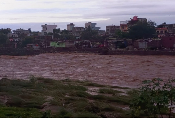बुटवलमा तिनाउको बाढीले ५ घर बगायो, सयौंलाई सुरक्षित स्थानमा सारियो