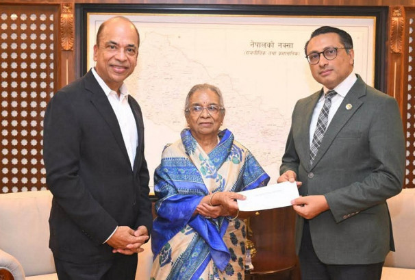 बाढीपीडितका लागि याक एन्ड यतीको १ करोड बढी सहयोग, सर्राफ परिवारले बुझायो उद्धार कोषमा रकम