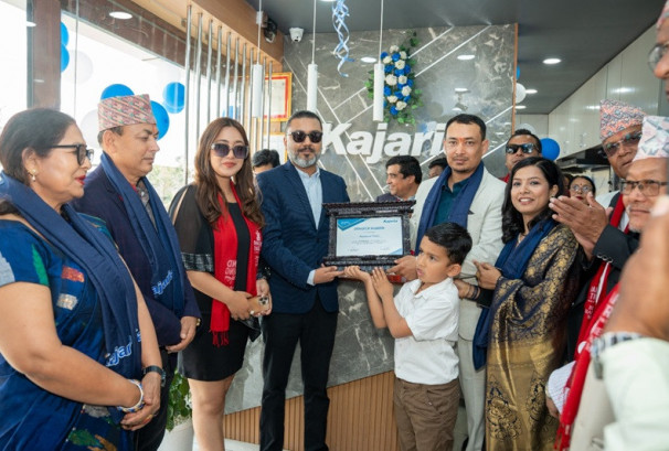 कजारियाद्वारा विराटचोकमा नयाँ शोरूम उद्घाटन