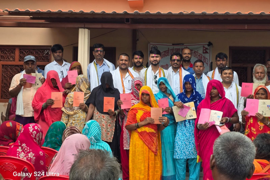 नापजाँच सकिएको १० वर्षपछि धनुषाका ५७ परिवारले पाए लालपुर्जा