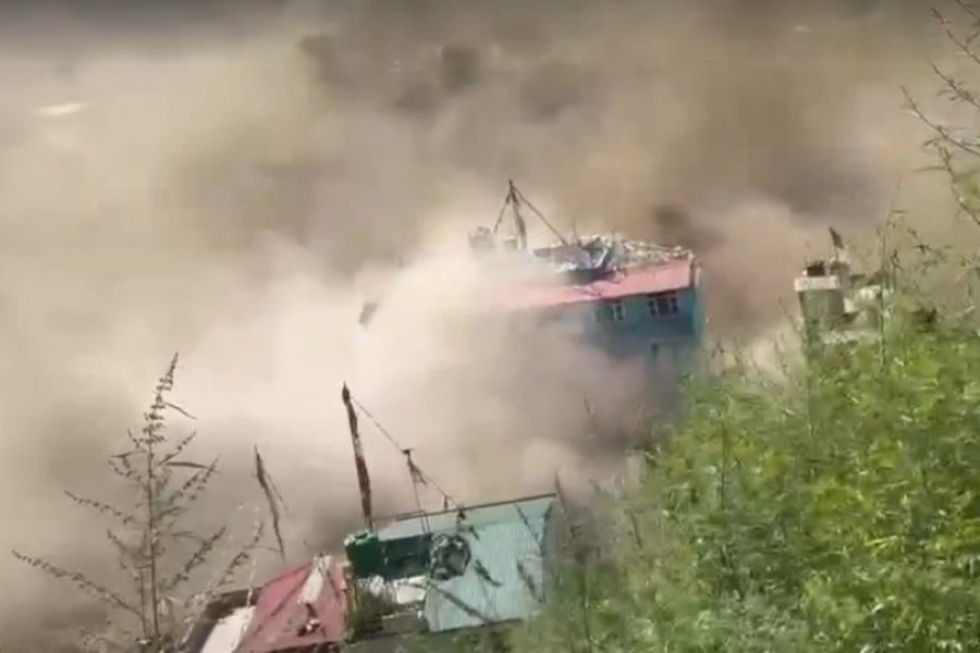 भोटेकोसीको भीषण बाढी गल्छी पुग्यो, केही घण्टामै मुग्लिन पार गर्ने चेतावनी(भिडियोसहित)
